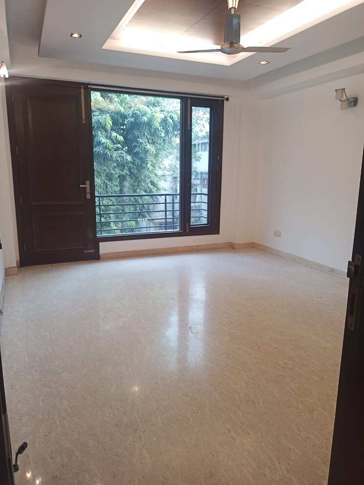 Room, south extension ii 4 Bedroom 500 Sq.Yd. Builder Floor In South Extension ii Delhi 8000572