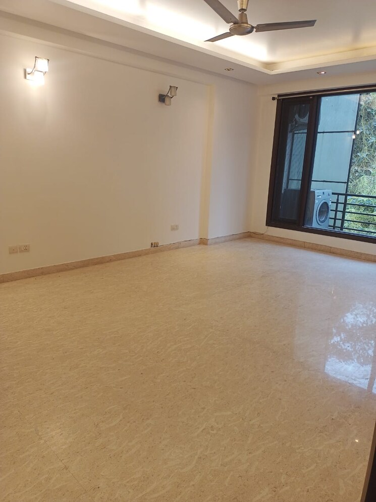 Room, south extension ii 4 Bedroom 500 Sq.Yd. Builder Floor In South Extension ii Delhi 8000572