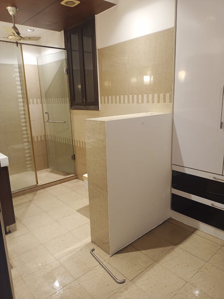 Bathroom, south extension ii 4 Bedroom 500 Sq.Yd. Builder Floor In South Extension ii Delhi 8000572