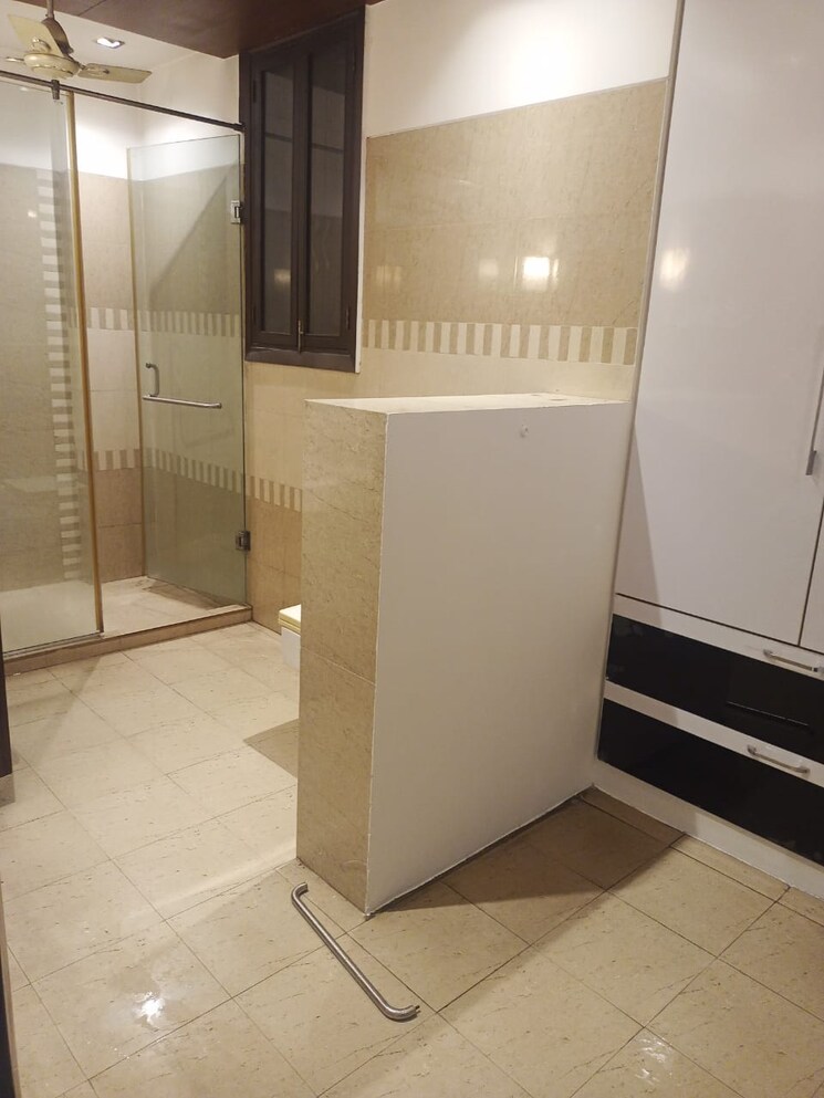 Bathroom, south extension ii 4 Bedroom 500 Sq.Yd. Builder Floor In South Extension ii Delhi 8000572