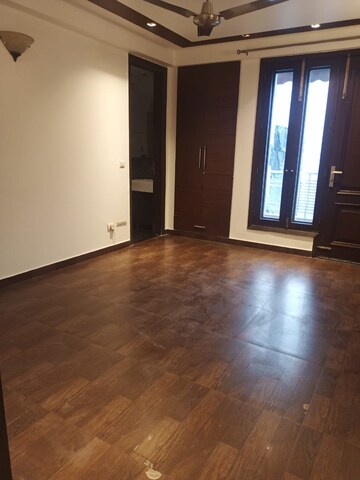 Room in 4 BHK Builder Floor at South Extension ii – for Sale