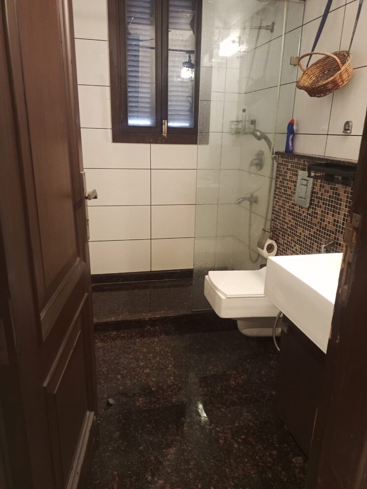 Bathroom, south extension ii 4 Bedroom 500 Sq.Yd. Builder Floor In South Extension ii Delhi 8000572