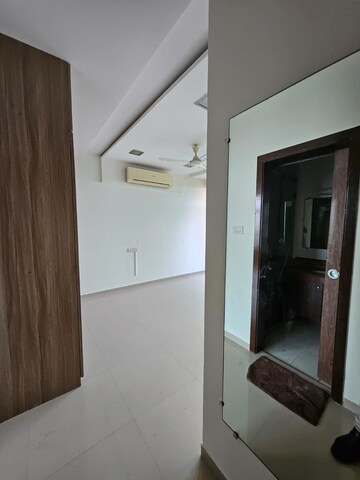 Room in 5 BHK Apartment at Oberoi Realty Splendor, Jogeshwari East – for Rent