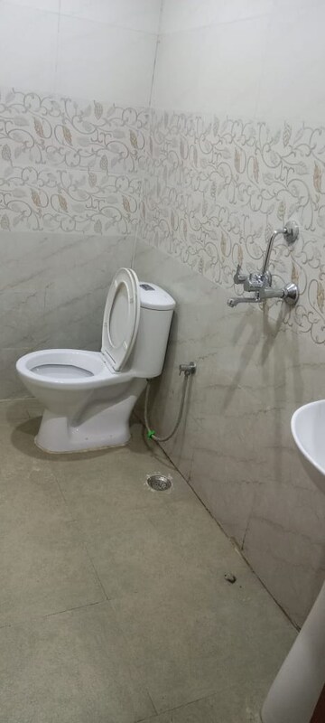 Bathroom in 1 RK Builder Floor at Uday Arden 45, Sector 45 – for Rent