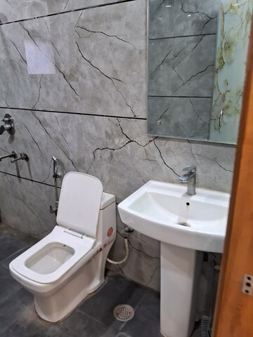 Master Bedroom in 2 BHK Builder Floor at Preet Vihar – for Rent
