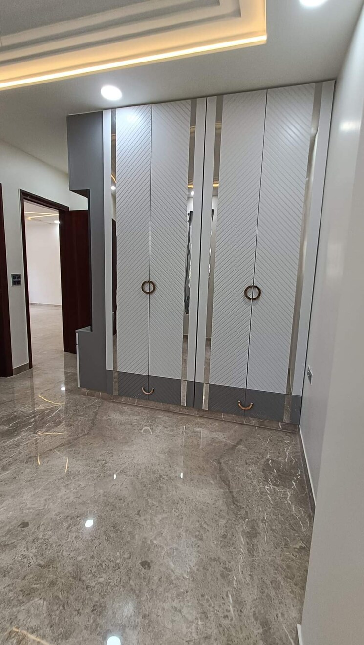 Bathroom, burari 3 Bedroom 100 Sq.Yd. Builder Floor In Burari Delhi 8001127