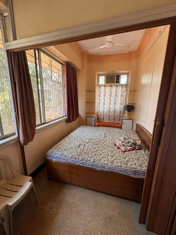Bedroom in 1.5 BHK Apartment at Khar West – for Rent