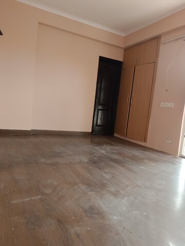 Room in 3.5 BHK Apartment at Saviour Park, Mohan Nagar – for Rent