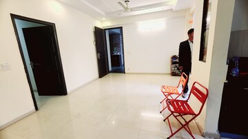 Room in 5 BHK Apartment at RWA Apartments Sector 72, Sector 72 – for Rent