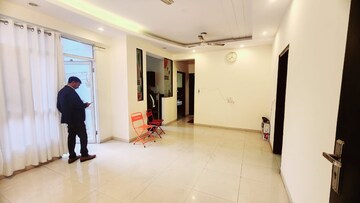 Room in 5 BHK Apartment at RWA Apartments Sector 72, Sector 72 – for Rent