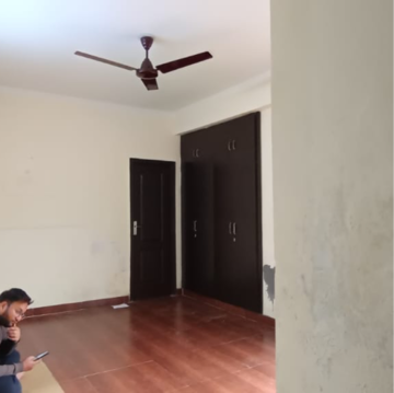 Room in 3 BHK Apartment at Aims Golf City, Noida Central – for Rent