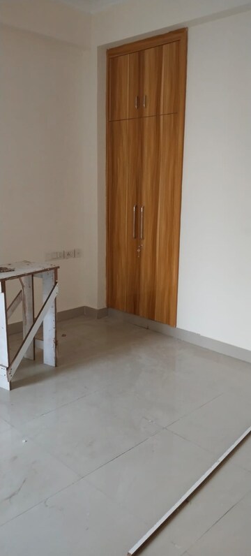 Room in 2 BHK Apartment at Geotech Pristine Avenue, Sector 16c Greater Noida – for Rent