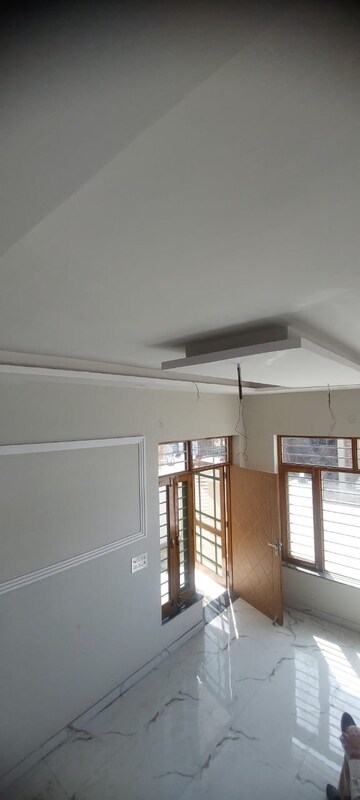 Room in 4 BHK Independent House at Sahastradhara Road – for Sale