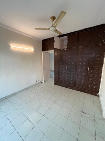 Room in 4 BHK Apartment at Ansal Sushant Estate, Sector 52 – for Rent