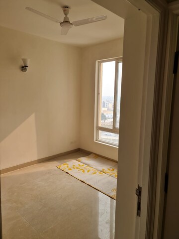 Room in 2 BHK Apartment at Pioneer Park Phase 1, Sector 61 – for Rent