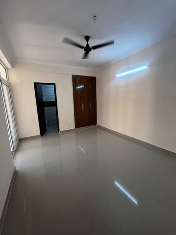 Room in 3 BHK Apartment at Sector 4, Greater Noida – for Rent