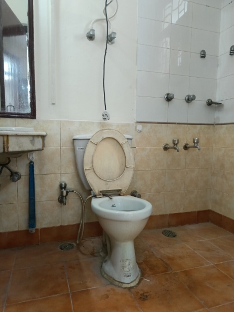 Bathroom, unitech-south-city-ii 2 Bedroom 1000 Sq.Ft. Builder Floor In Sector 50 Gurgaon 8001602
