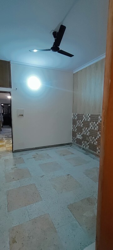 Room in 3 BHK Builder Floor at Ashoka Enclave 3, Sector 35 – for Rent