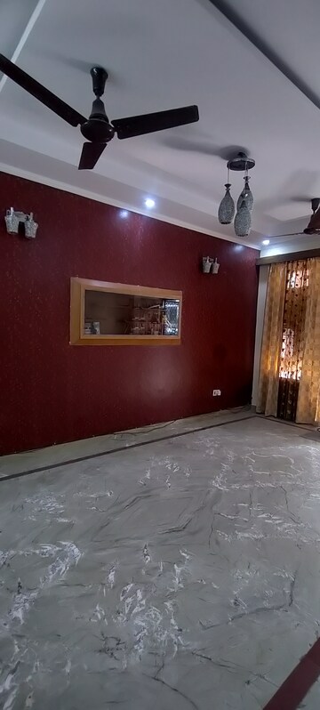 Room in 3 BHK Builder Floor at Ashoka Enclave 3, Sector 35 – for Rent