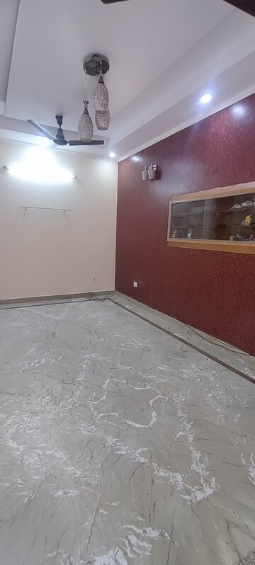 Room in 3 BHK Builder Floor at Ashoka Enclave 3, Sector 35 – for Rent