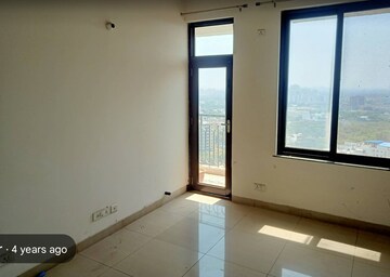 Room in 3 BHK Apartment at AWHO Twin Towers PH4, Omega I Greater Noida – for Rent