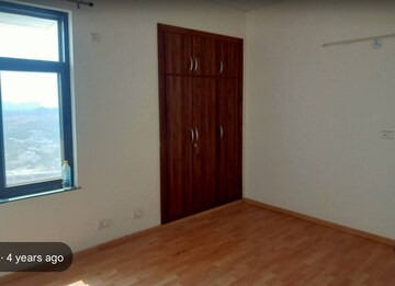 Room in 3 BHK Apartment at AWHO Twin Towers PH4, Omega I Greater Noida – for Rent