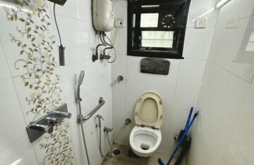 Bathroom in  Pg at Mulund East – for Rent