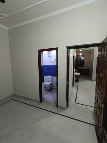 Room in 2 BHK Apartment at Sector 46 – for Rent