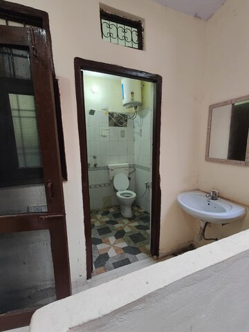Bathroom in 1 BHK Builder Floor at Sector 40 – for Rent