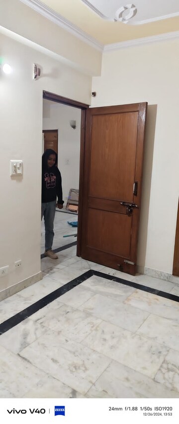 Furnished Amenities in 3 BHK Apartment at Sector 6, Dwarka – for Rent
