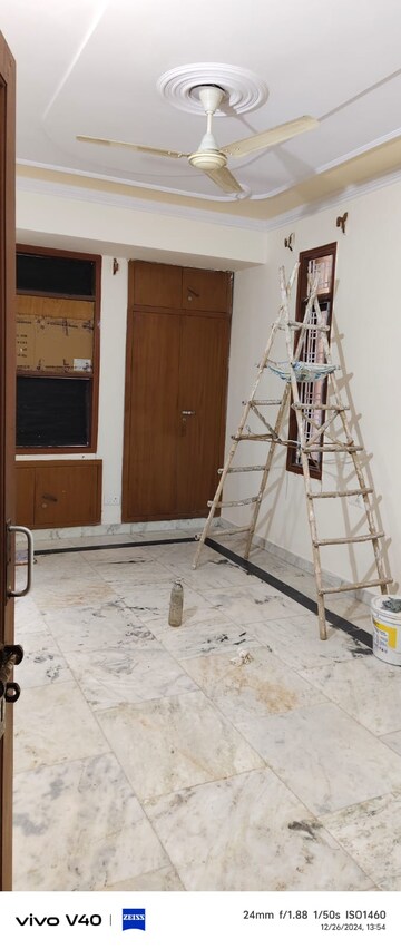 Room in 3 BHK Apartment at Sector 6, Dwarka – for Rent