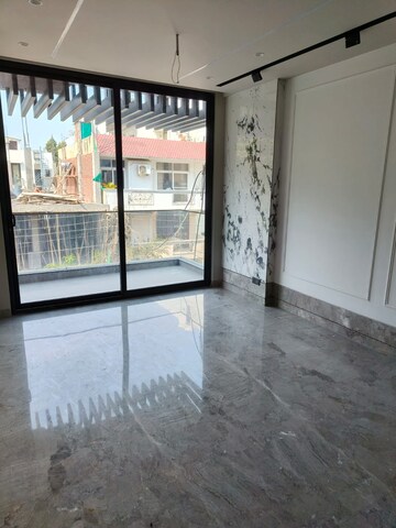 Room in 3 BHK Builder Floor at Ansal Sushant Lok I, Sector 43 – for Rent