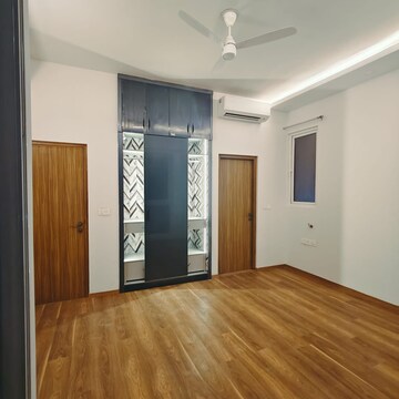 Room in 3 BHK Apartment at Mahindra Luminare, Sector 59 – for Rent