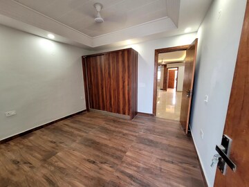 Room in 3 BHK Apartment at Sector 43 – for Sale