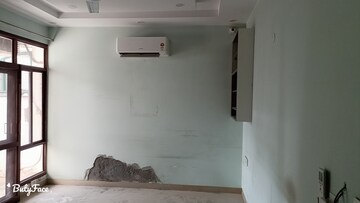 Room in 3 BHK Apartment at Unitech Escape, Sector 50 – for Rent