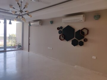 Room in 3 BHK Apartment at DLF The Ultima, Sector 81 – for Rent