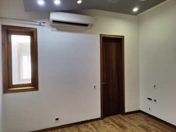 Room in 3 BHK Builder Floor at Ansal Sushant Lok I, Sector 43 – for Rent