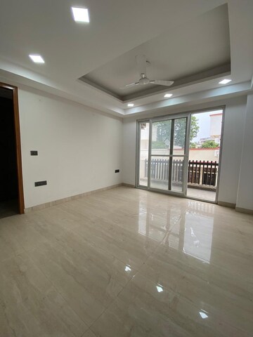 Room in 3 BHK Builder Floor at Empire Floors, Sector 57 – for Rent