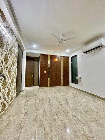 Room in 3 BHK Builder Floor at Empire Floors, Sector 57 – for Sale