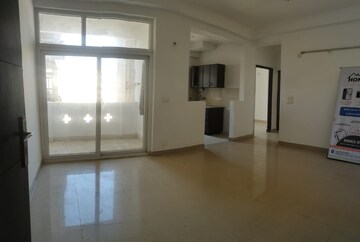 Room in 3 BHK Apartment at Nirala Estate, Tech Zone 4 Greater Noida – for Sale