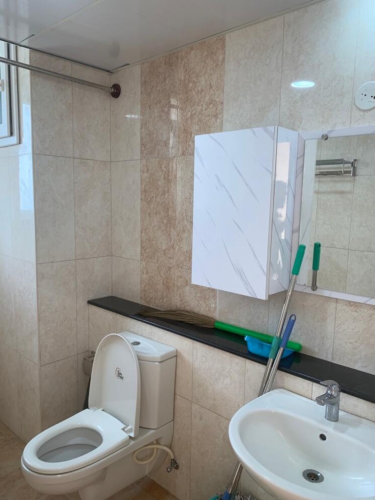 Bathroom, mantri-lithos 3 Bedroom 1920 Sq.Ft. Apartment In Thanisandra Bangalore 8002373
