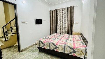 Bedroom in 2 BHK Builder Floor at Sector 55 – for Rent