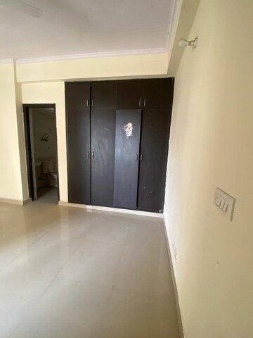 Room in 3 BHK Apartment at Gardenia Golf City, Sector 75 – for Sale