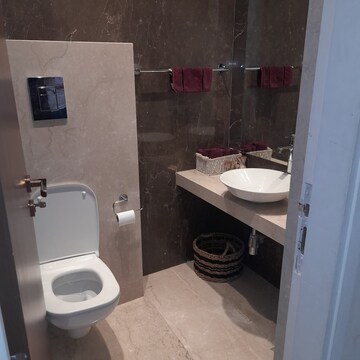 Bathroom in 4 BHK Apartment at Windsor Tower, Andheri West – for Rent