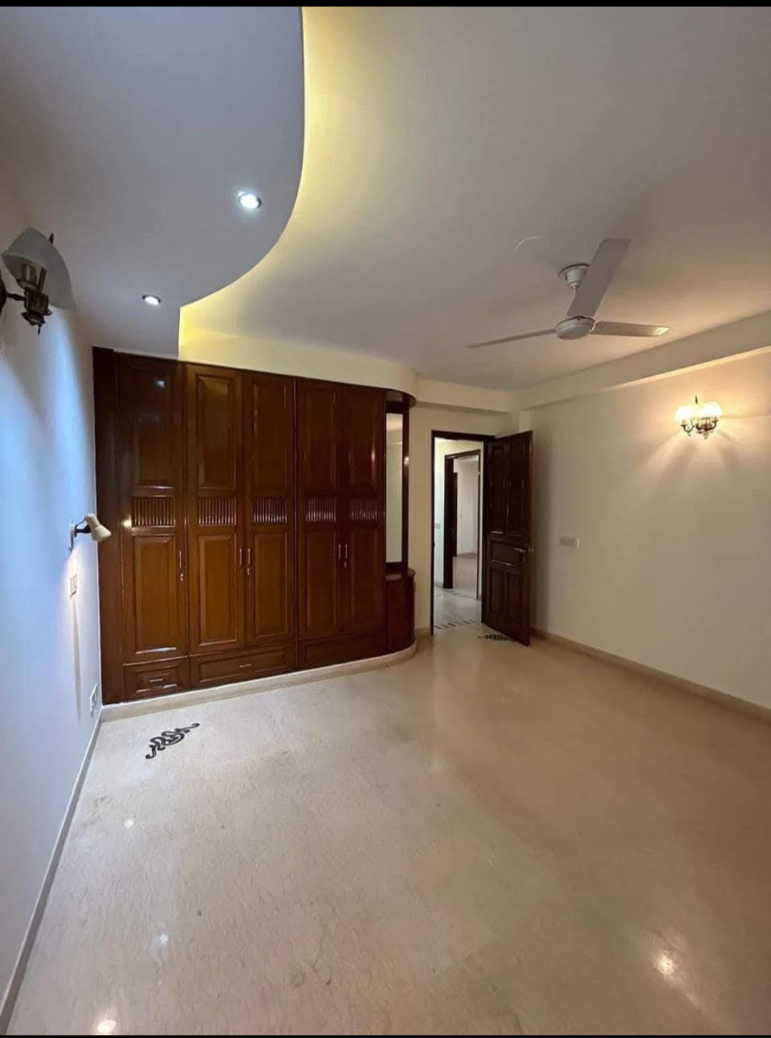 5 BHK + Pooja Room,Servant Room,Study Room,Extra Room Builder Floor For Sale in Panchsheel Park 