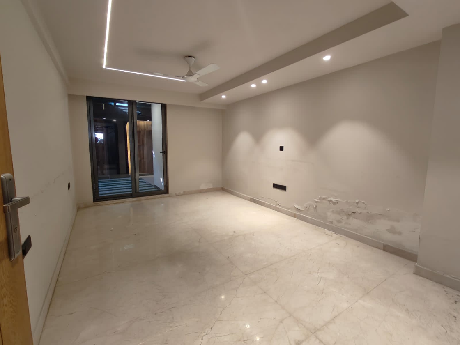 3 BHK + Servant Room Apartment For Sale in DLF Regal Gardens