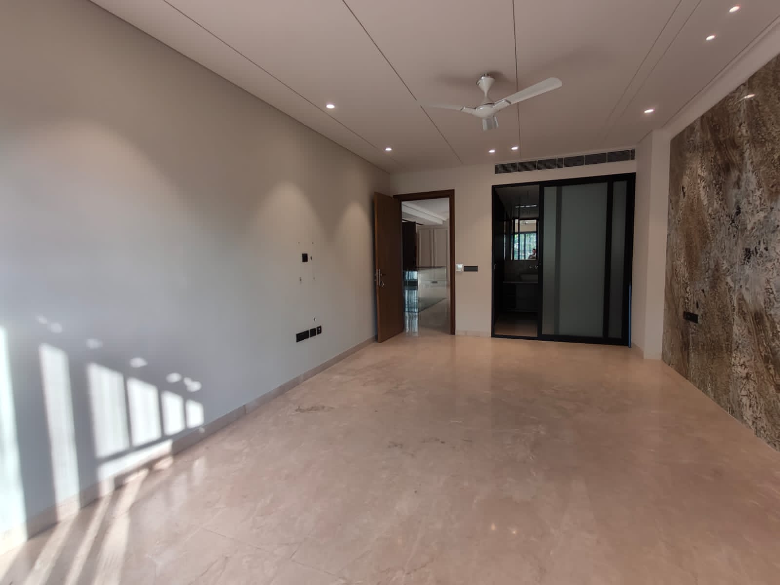 3 BHK + Servant Room Apartment For Sale in Emaar Palm Gardens