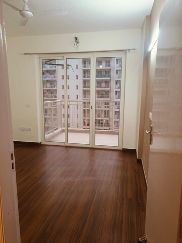 Room in 3.5 BHK Apartment at Unitech Uniworld Gardens 2, Sector 47 – for Rent