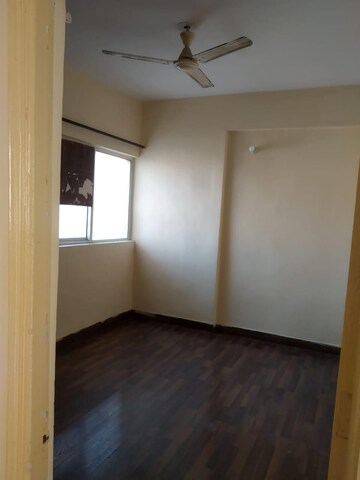 Room in 2.5 BHK Apartment at Paras Tierea, Sector 137 – for Rent