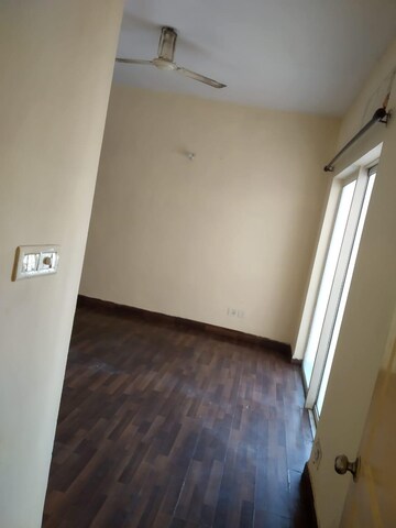 Room in 2.5 BHK Apartment at Paras Tierea, Sector 137 – for Rent